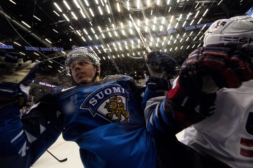 epa06738372 Mikael Granlund (L) of Finland in action against Connor Murphy (R) of the US during the IIHF World Championship group B ice hockey match between Finland and USA in Jyske Bank Boxen in Hern ...