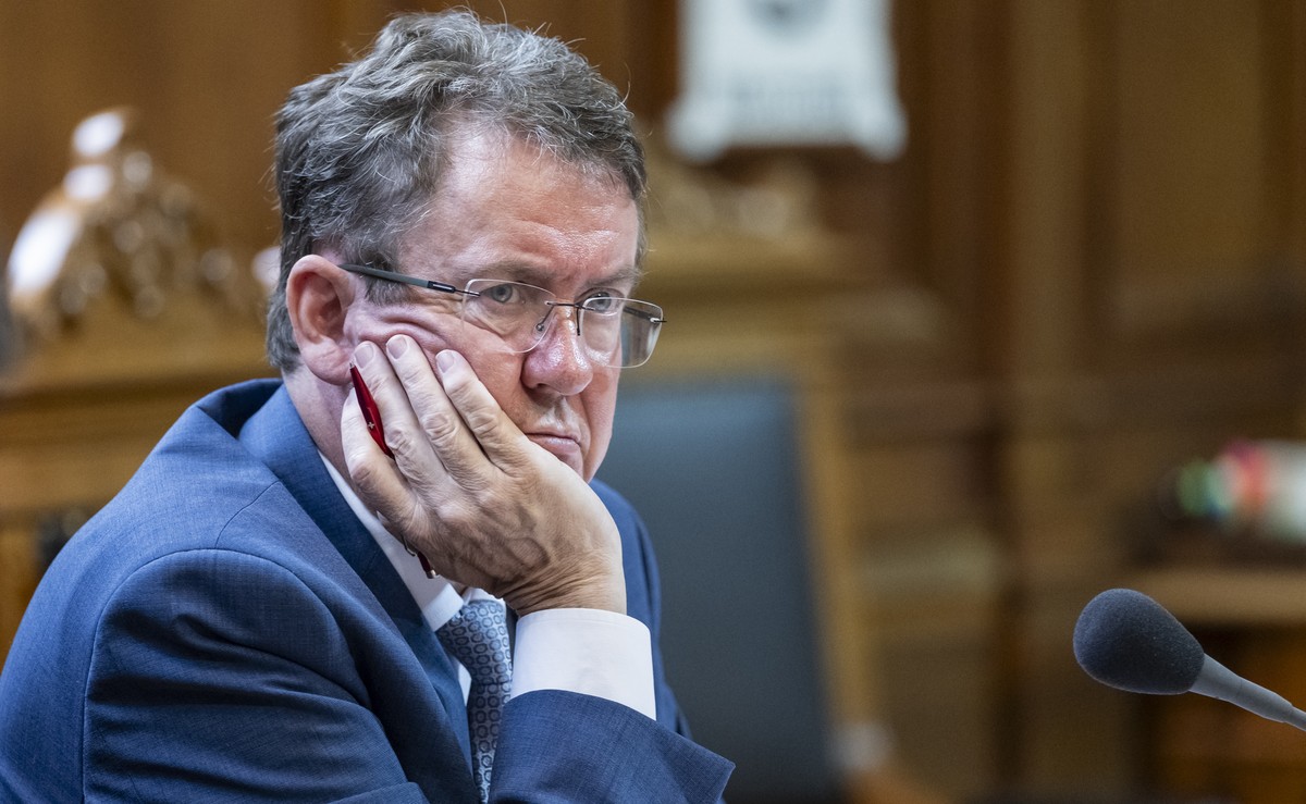 Bundesrat Albert Roesti hoert einem Votum zu, an der Sommersession der Eidgenoessischen Raete, am Mittwoch, 3. Juni 2026 im Staenderat in Bern. (KEYSTONE/Alessandro della Valle)