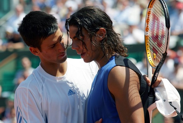 2006: Djokovic gratuliert Nadal in Paris zum Forfait-Sieg.