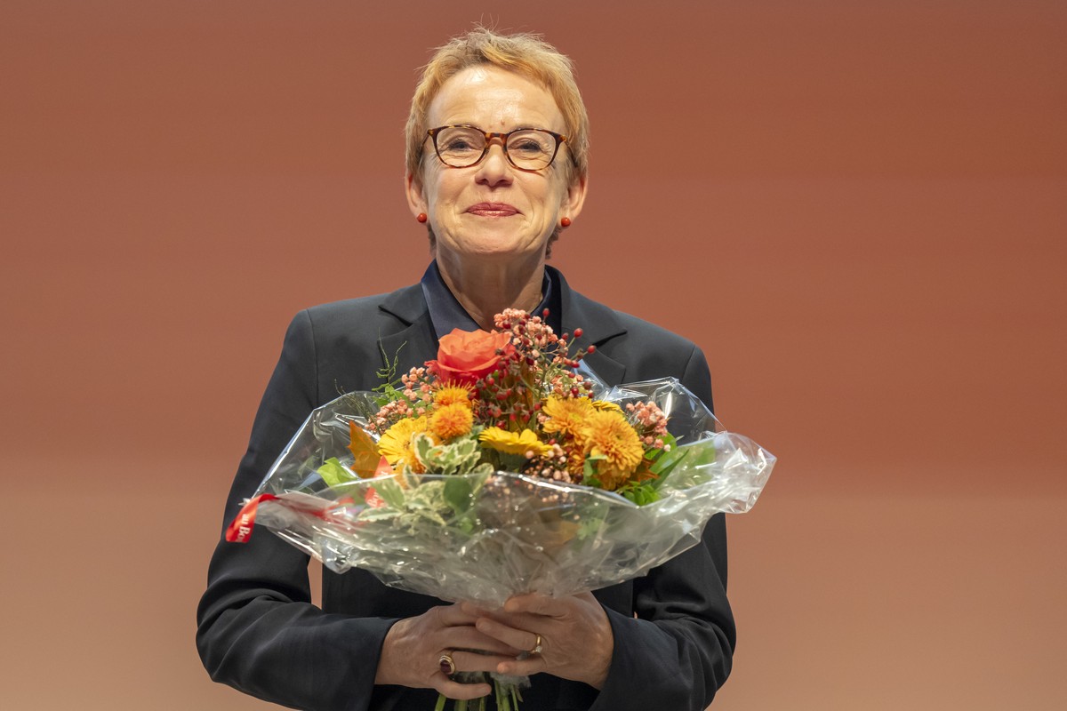 Die wieder in den Staenderat gewaehlte Eva Herzog (SP) mit einem Blumenstrauss im Wahlforum fuer den Kanton Basel-Stadt an den Eidgenoessischen Wahlen in Basel, am Sonntag, 22. Oktober 2023. Die Schwe ...