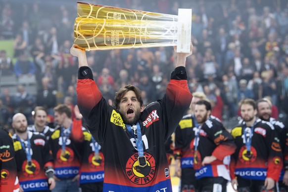 Berns Thomas Ruefenacht jubelt mit dem Meisterpokal, nach dem fuenften Playoff-Finalspiel der National League zwischen dem SC Bern und dem EV Zug, am Samstag, 20. April 2019, in der Postfinance Arena  ...