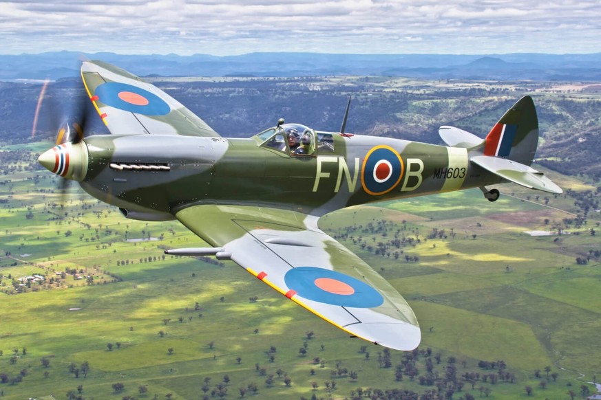 Supermarine Spitfire Mark IX zweiter weltkrieg royal air force https://www.platinumfighters.com/inventory/1943-supermarine-spitfire-ix/