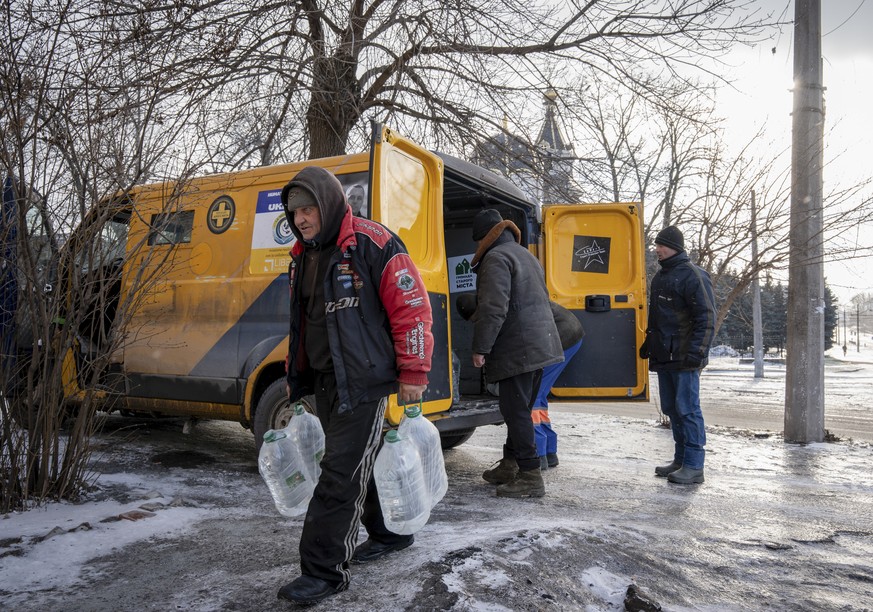 epa12757252 Local people collect water delivered by the Road of Life volunteer organization in the frontline city of Druzhkivka, Ukraine, 09 February 2026 (issued 19 February 2026), amid the ongoing R ...