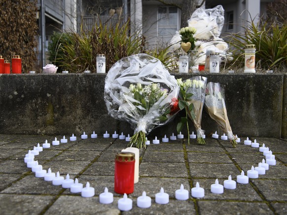 Brennende Kerzen, zwei Plueschtiere und Blumen im Gedenken an ein achtjaehriges Maedchen, aufgenommen am Donnerstag, 3. Februar 2022, in Niederwangen. Am Dienstagabend ist im Koenizbergwald in der Nae ...