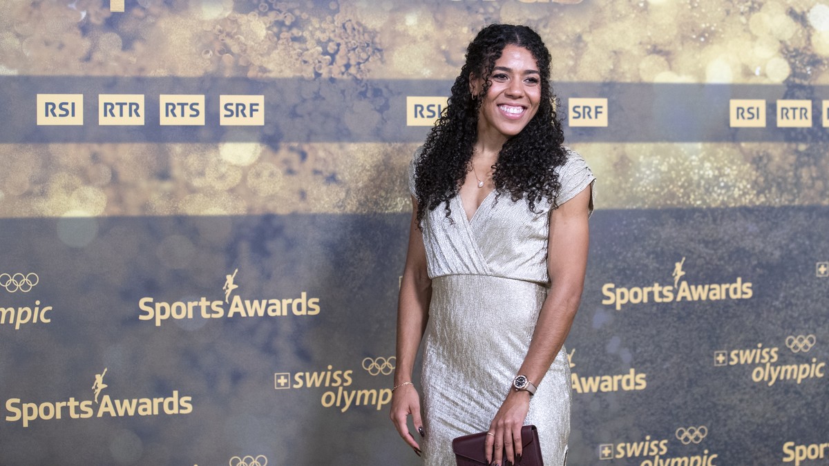 Leichtathletin Mujinga Kambundji posiert auf dem goldenen Teppich vor der Verleihung der Sports Awards 2022, am Sonntag, 11. Dezember 2022 in Zuerich. (KEYSTONE/Alexandra Wey).