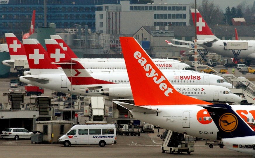 Flugzeuge von der Swiss, Easy Jet und Austrian Airlines parkieren am Donnerstag, 6. Maerz 2003, auf dem Rollfeld des Flughafens Zuerich Kloten. (KEYSTONE/Steffen Schmidt)