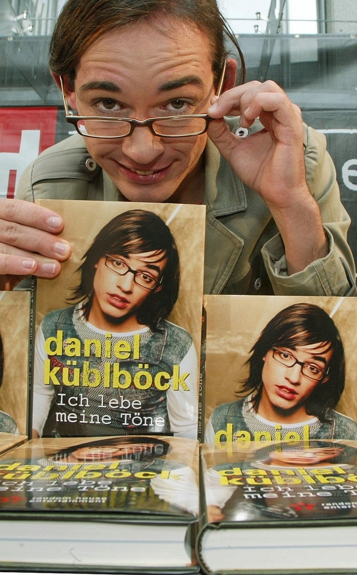 Daniel Kueblboeck posiert am Freitag, 19. September 2003, vor Beginn einer Signierstunde fuer seine Autobiographie "Ich lebe meine Toene" bei der Axel Springer AG in Hamburg fuer die Fotogra ...