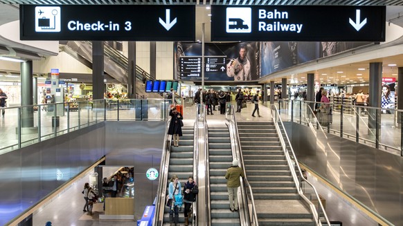 Signs showing the way to check-in 3 and to the Swiss Railway station at Zurich Airport in Kloten in the canton of Zurich, Switzerland, pictured on February 18, 2013. (KEYSTONE/Gaetan Bally)

Anzeigeta ...