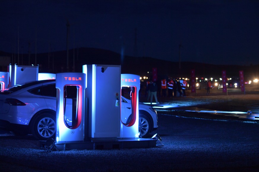 epa06234166 A Tesla car is seen charging at a Tesla charging station at the wind and solar battery plant outside of Jamestown, South Australia, 29 September 2017. EPA/MORGAN SETTE AUSTRALIA AND NEW ZE ...