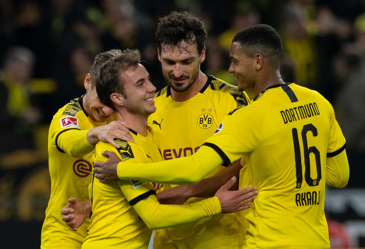 02.11.2019, Nordrhein-Westfalen, Dortmund: Fußball: Bundesliga, Borussia Dortmund - VfL Wolfsburg, 10. Spieltag im Signal Iduna Park. Dortmunds Mario Götze (2.v.l.) jubelt mit Lukasz Piszczek, Mats Hu ...