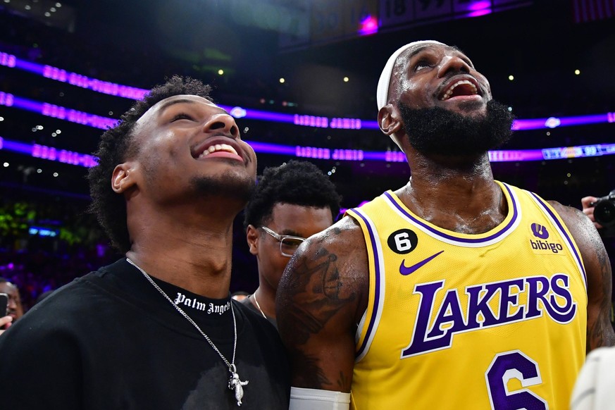 NBA, Basketball Herren, USA Oklahoma City Thunder at Los Angeles Lakers Feb 7, 2023 Los Angeles, California, USA Los Angeles Lakers forward LeBron James 6 celebrates with his son Bronny James after br ...