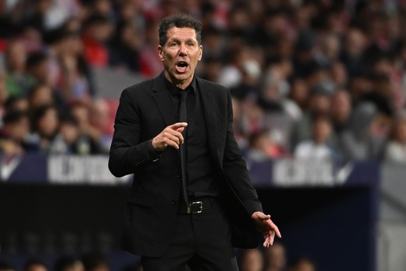 epa12914250 Atletico Madrid's head coach Diego 'Cholo' Simeone gives instructions to his players during the Spanish LaLiga soccer match between Atletico Madrid and Athletic Bilbao in Ma ...