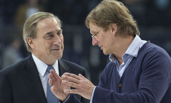 HC Davos Cheftrainer Arno Del Curto, rechts, im Gespraech mit ZSC Lions Praesident Walter Frey bei der Siegerehrung nach dem fuenften Playoff Finalspiel der National League A zwischen den ZSC Lions un ...