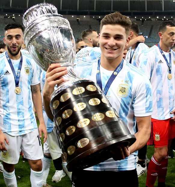 Julian Alvarez posiert nach dem Sieg an der Copa America mit dem Pokal.