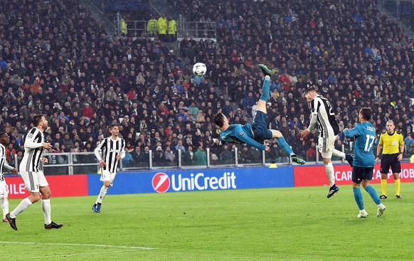 epa06644070 Real Madrid&#039;s Cristiano Ronaldo (C) scores the 2-0 goal during the UEFA Champions League quarter final first leg soccer match between Juventus FC vs Real Madrid CF at Allianz stadium  ...