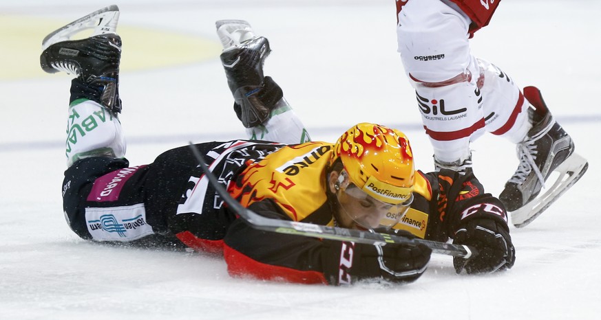 Berns Topscorer Mark Arcobello liegt nach einem Foul auf dem Eis, beim Eishockey Meisterschaftsspiel der National League A zwischen dem SC Bern und Lausanne HC, am Freitag, 23. September 2016, in der  ...