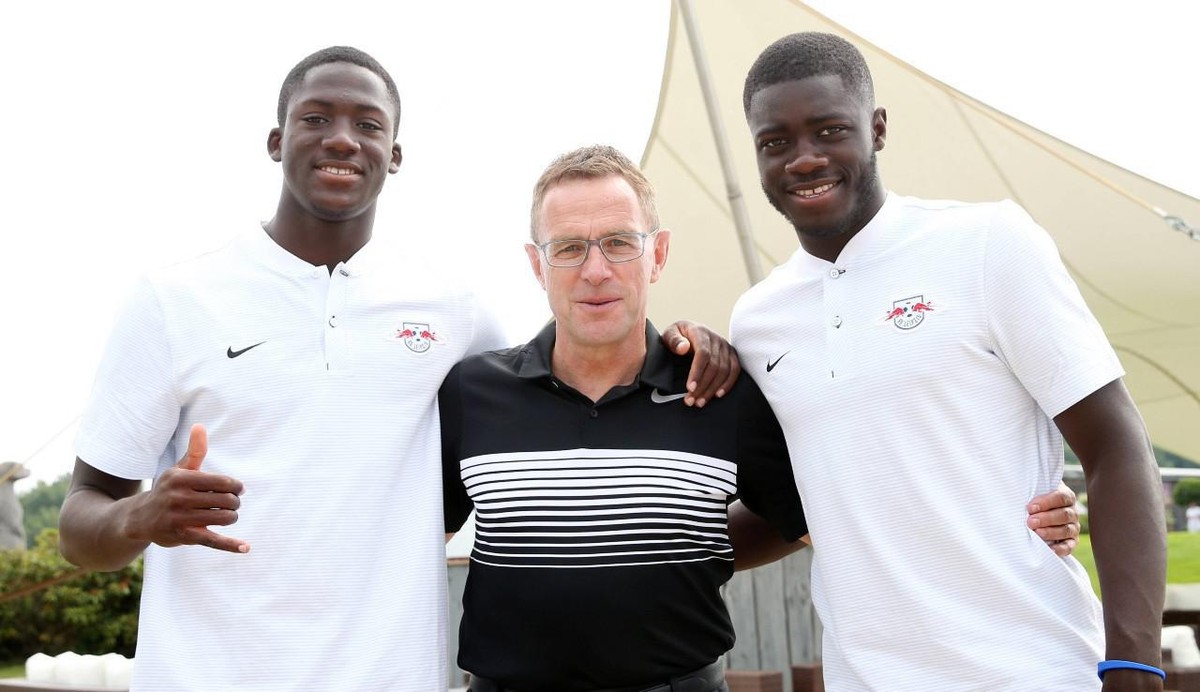 Rangnick und die damaligen Leipzig-Spieler Ibrahima Konaté (links) und Dayot Upamecano (rechts).