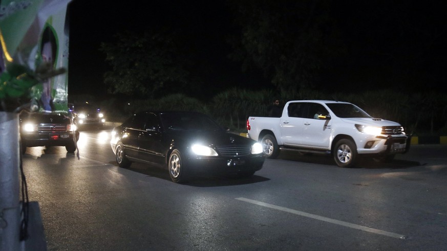 epa06635105 Pakistani activist for female education and Nobel Peace Prize laureate Malala Yousafzai (in black vehicle) arrives at a hotel in Islamabad, Pakistan, 29 March 2018. Malala Yousafzai was sh ...