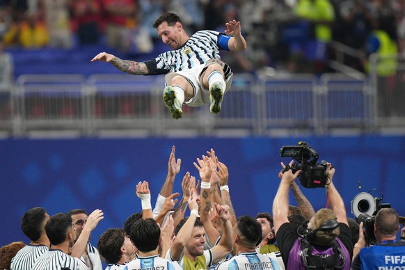 Argentina players toss teammate Lionel Messi (10) into the air as they celebrate after the World Cup round of 16 soccer match between Argentina and Egypt in Atlanta, Tuesday, July 7, 2026. (AP Photo/J ...