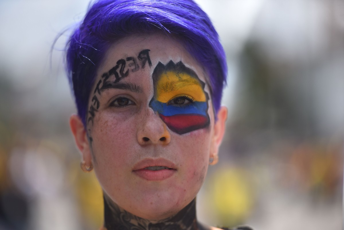 epaselect epa09172715 A women participates in a new day of protest against the tax reform as International Workers' Day is commemorated in Cali, Colombia, 01 May 2021. Opposition congressmen and  ...