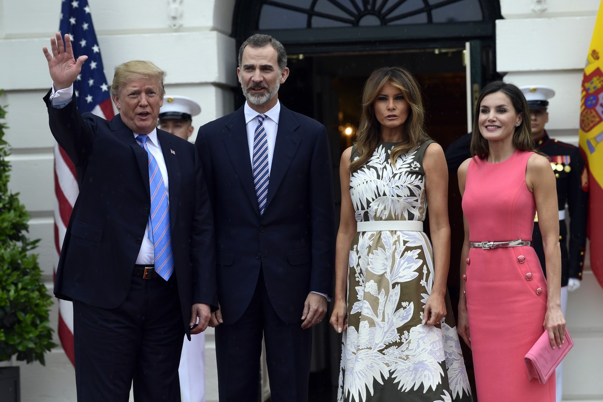 President Donald Trump, left, waves after posing for a photo with Spain's King Felipe VI, second from left, first lady Melania Trump, third from right, and Queen Letizia, right, on the South Lawn ...