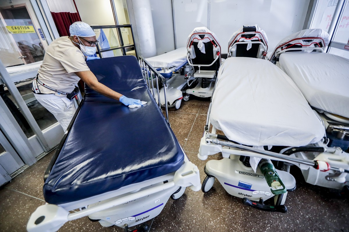 Un travailleur médical nettoie les brancards aux service des urgences, dans un hôpital de New-York.