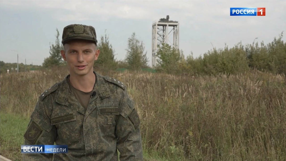 Russischer Soldat im Staatssender «Rossija 1»: Auf dem markanten Turm im Hintergrund hat die Armee ein Flugabwehrgeschütz vom Typ Pantsir S-1 aufgestellt.
