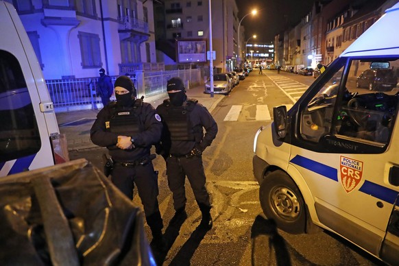 epa07229953 French police forces secure an area during an operation in the Neudorf district in Strasbourg, France, 13 December 2018. The suspected gunman of the Christmas market attack Cherif Chekatt  ...