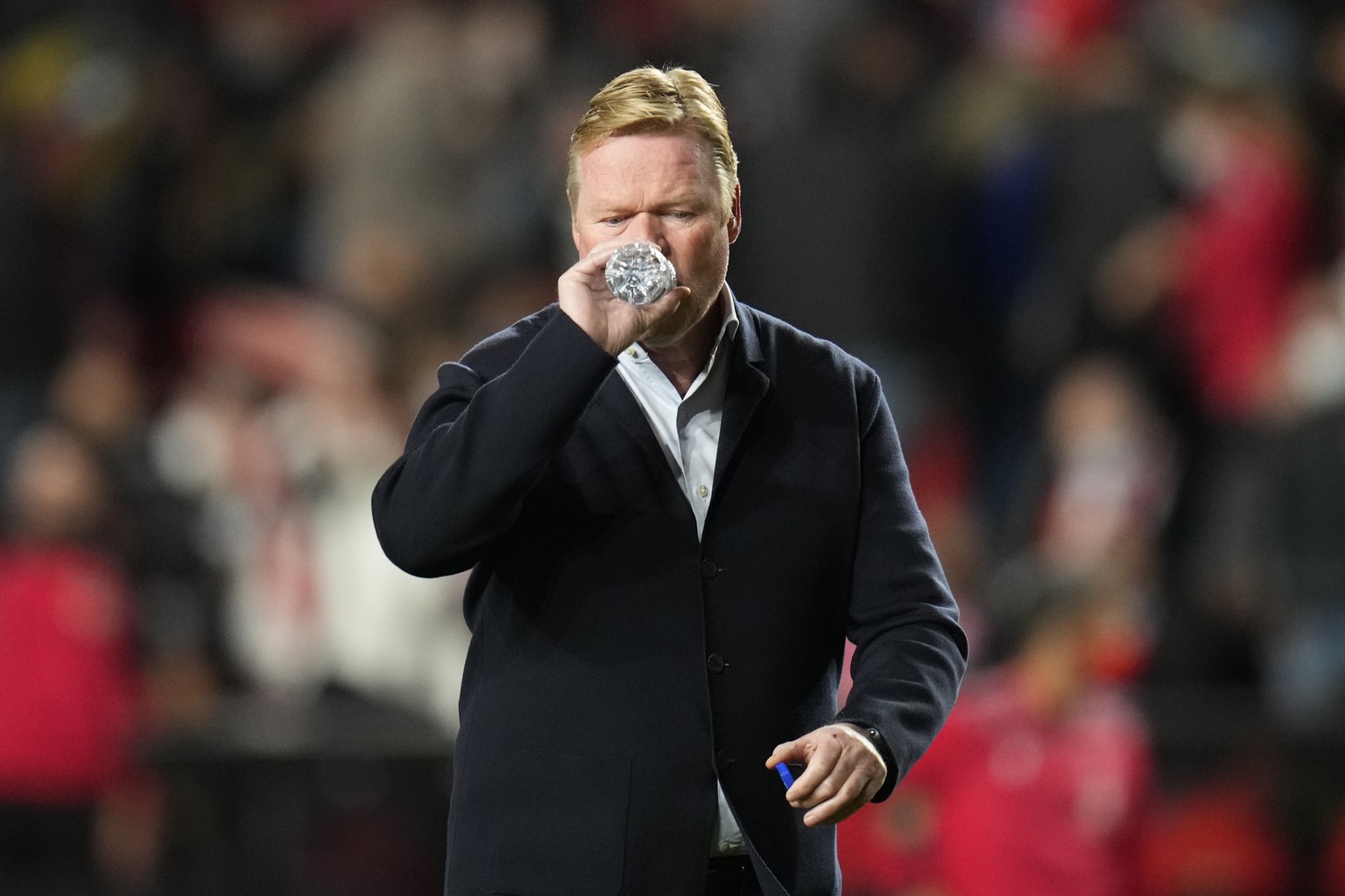 Barcelona&#039;s head coach Ronald Koeman heads back down the tunnel at half time during a Spanish La Liga soccer match between Rayo Vallecano and FC Barcelona at the Vallecas stadium in Madrid, Spain ...