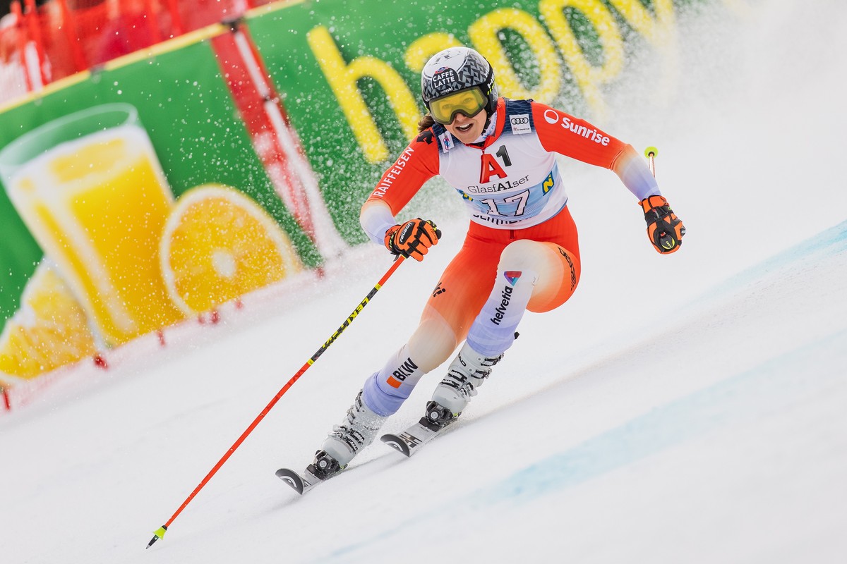 epa10379984 Wendy Holdener of Switzerland during the 1st run of the Women's Giant Slalom of the FIS Ski Alpine World Cup in Semmering, Austria, 28 December 2022. EPA/DOMINIK ANGERER