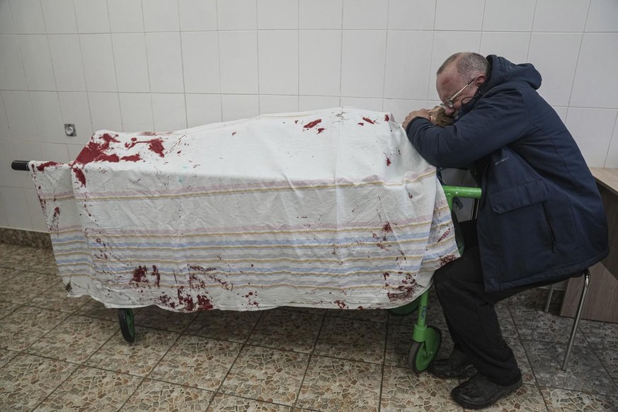 Ein Vater trauert um seinen Sohn. Dieser kam beim Bombenangriff auf ein Spital in der Stadt Mariupol ums Leben.