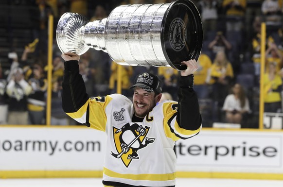 Pittsburgh Penguins&#039; Sidney Crosby (87) celebrates with the Stanley Cup after defeating the Nashville Predators in Game 6 of the NHL hockey Stanley Cup Final, Sunday, June 11, 2017, in Nashville, ...