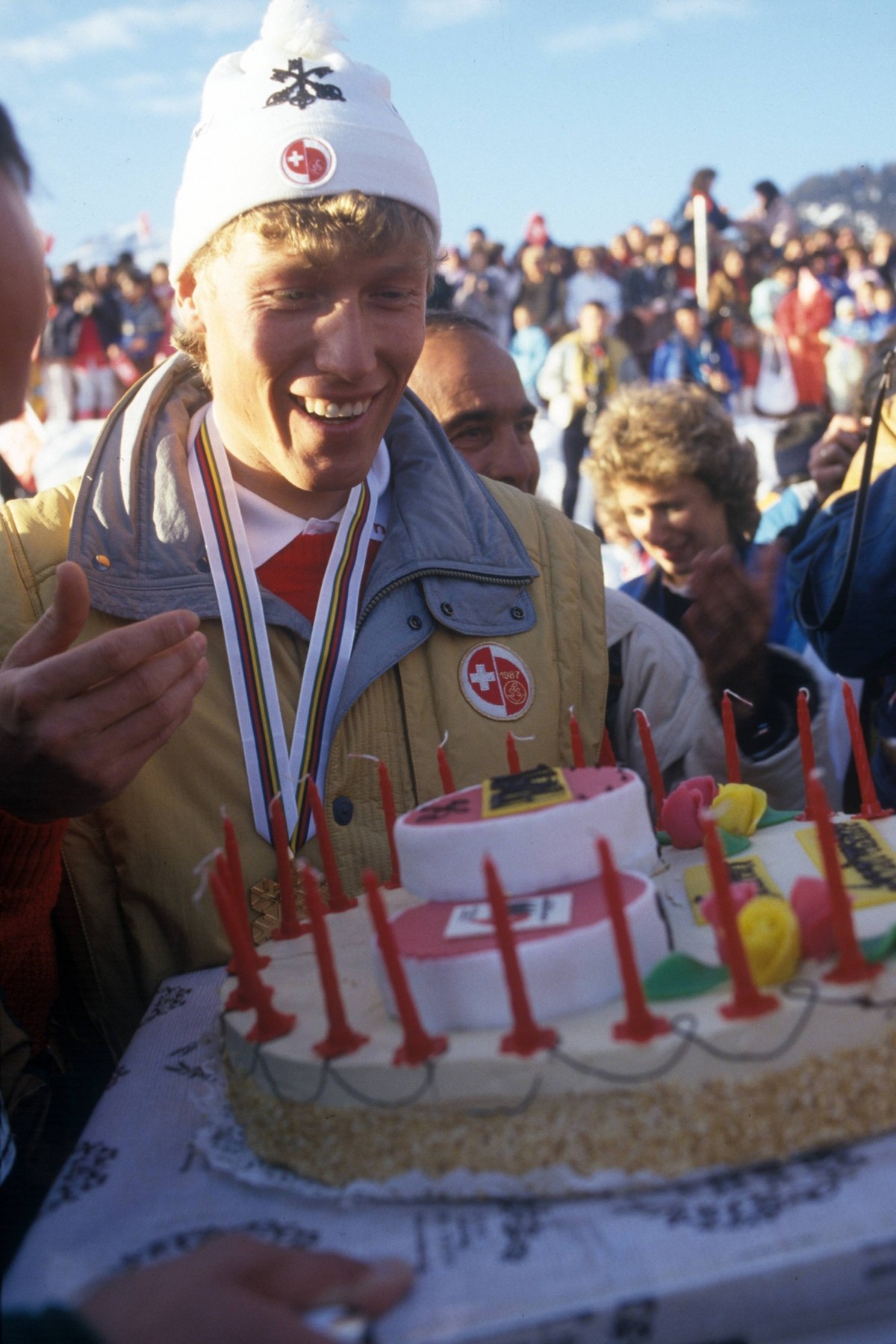 Alpine Ski WM 1987 - Riesenslalom der Herren - Weltmeister Pirmin Zurbriggen (SUI) bekommt neben dem Sieg eine Geburtstagstorte

Alpine Ski World Cup 1987 Giant slalom the men World Champion Pirmin  ...