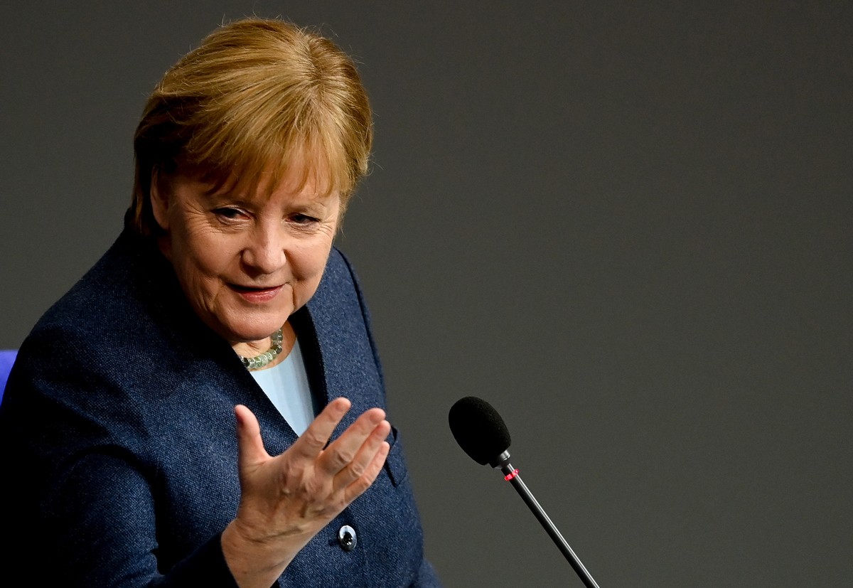 epa08887425 German Chancellor Angela Merkel answers questions from Members of Parliament (MPs) during a questions and answer session at the German Parliament Bundestag in Berlin, Germany, 16 December  ...