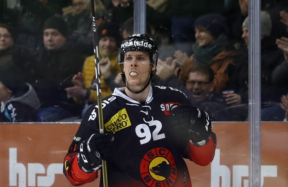 Berns Gaetan Haas jubelt nach seinem Tor zum 2-0 im Eishockey Meisterschaftsspiel der National League zwischen dem SC Bern und dem Lausanne HC, am Sonntag, 23. Dezember 2018, in der PostFinance Arena  ...