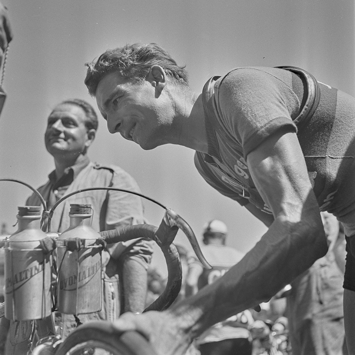 Radrennfahrer André Brulé «schwört» auf Ovomaltine. Bild der Tour de Suisse von 1949.
https://permalink.nationalmuseum.ch/100820508