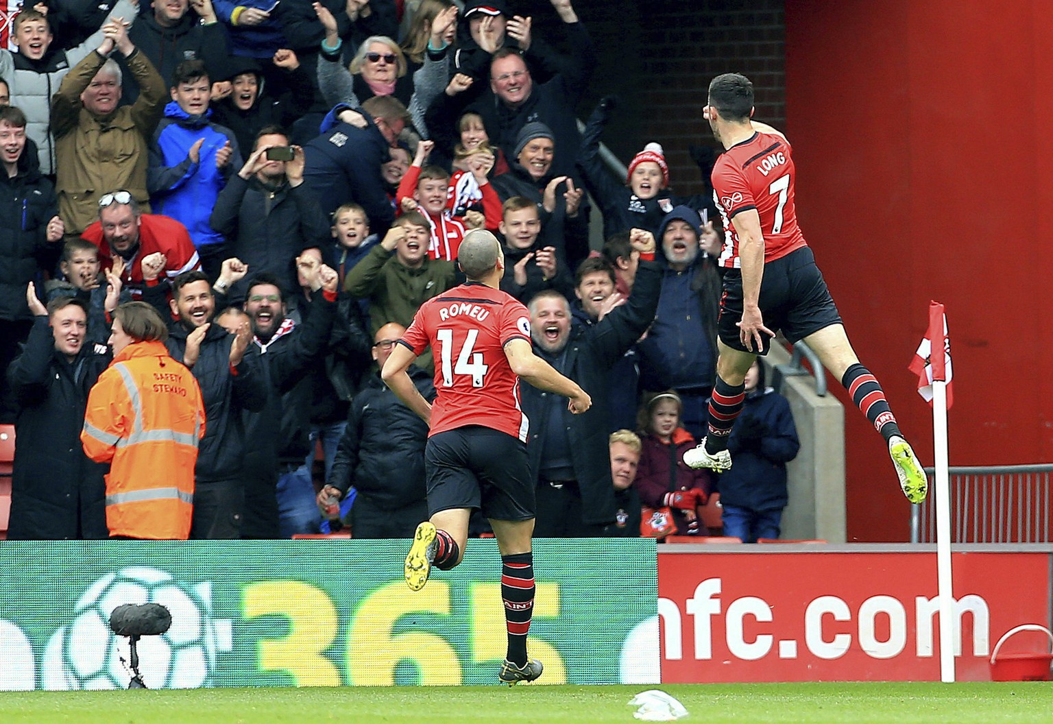Southampton&#039;s Shane Long, right, celebrates scoring his side&#039;s third goal of the game, during the English Premier League soccer match between Southampton and Wolverhampton Wanderers, at St M ...