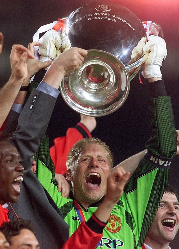 Manchester United&#039;s Danish goalkeeper Peter Schmeichel raises the European Champions League trophy aloft after United defeated Bayern Munich 2-1 in Barcelona on Wednesday, May 26, 1999. Schmeiche ...