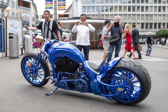 Eine Harley Davidson Blue Edition steht auf dem Zuercher Paradeplatz, am Mittwoch, 9. Mai 2018, in Zuerich. Diverse Teile an der Harley sind vergoldet oder mit Diamanten verziert. (KEYSTONE/Patrick Hu ...