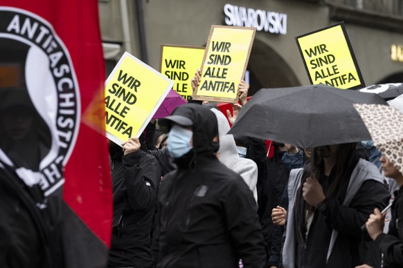 Personen demonstrieren an einer Antifa-Kundgebung, nachdem die Berner Kantonsregierung den Bundesrat aufgefordert hat, die Antifa zu verbieten, am Donnerstag, 4. Juni 2026 in BERN. (KEYSTONE/Anthony A ...
