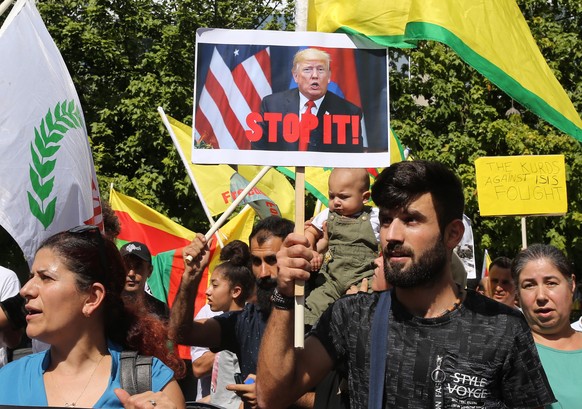 Kurden in Zypern demonstrieren gegen den Krieg in Nordsyrien.