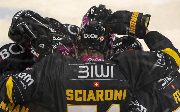 Ajoies Spieler jubeln nach ihrem Fuehrungstreffer zum 1:0 beim Eishockey-Qualifikationsspiel der National League zwischen dem HC Ajoie und dem HC Lugano in der Raiffeisen Arena in Porrentruy, am Freit ...