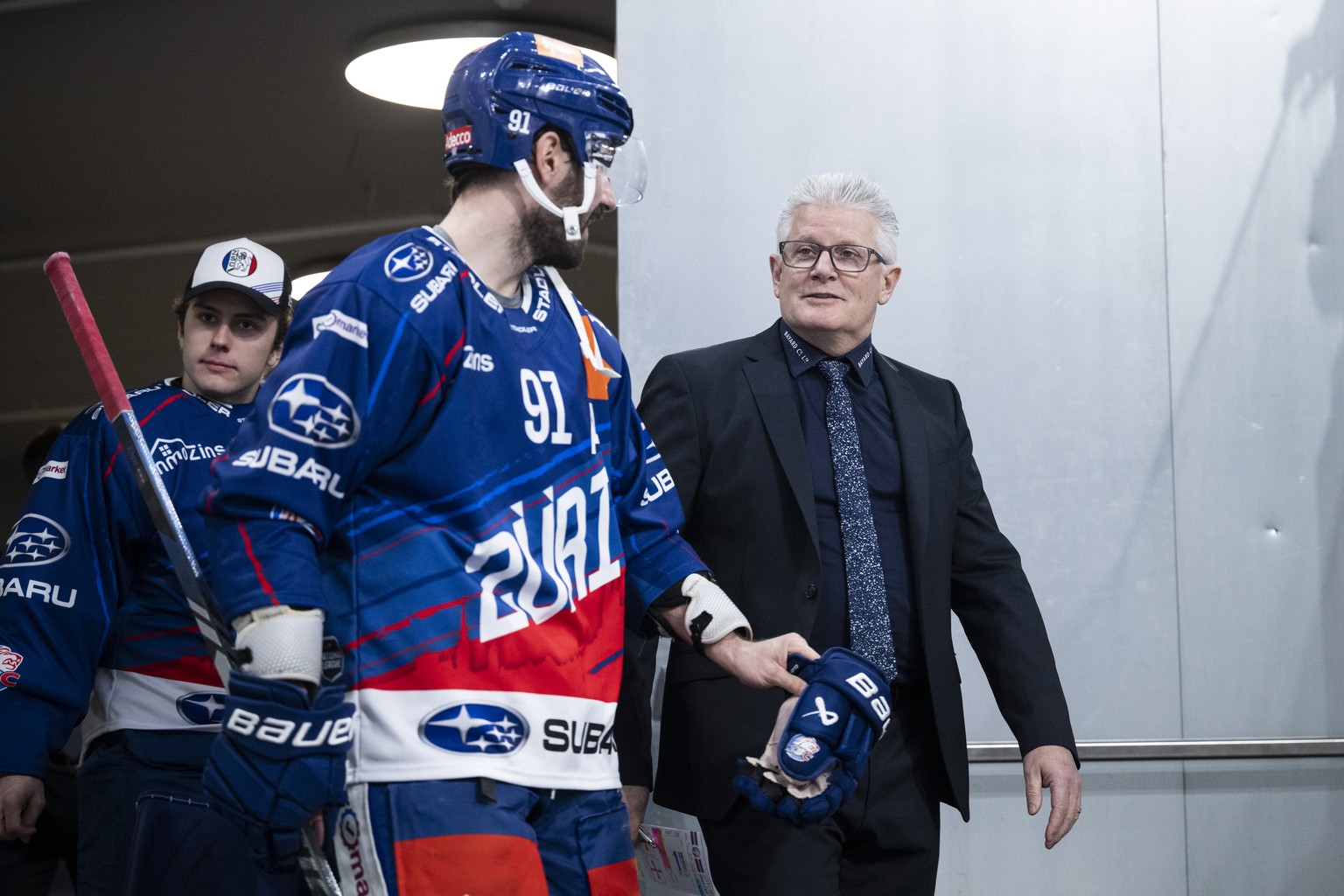 Zuerichs Trainer Marc Crawford, rechts, spricht mit Denis Hollenstein im Eishockeyspiel der National League zwischen den ZSC Lions und dem EHC Kloten am Samstag, 20. Januar 2024, in der Swiss Life Are ...