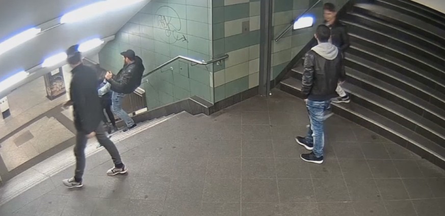 ARCHIV - HANDOUT - Das Foto aus einer Videosequenz, mit dem die Berliner Polizei um Mithilfe bei der Identifizierung mehrerer Maenner bittet, zeigt den brutalen Angriff auf eine junge Frau in einem U- ...