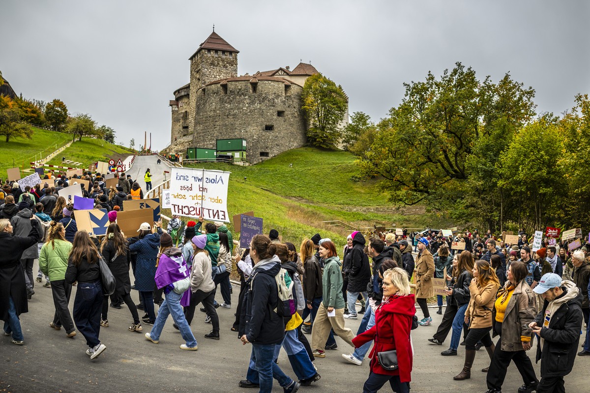 KEYPIX - Protesters demonstrate in front of Vaduz Castle against Hereditary Prince Alois?s veto of a bill to relax abortion laws on Saturday, October 24, 2026, in Vaduz, Liechtenstein. Liechtenstein?s ...