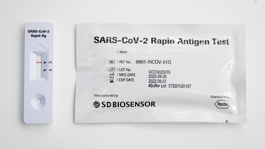 Ein Sars-CoV-2 Schnelltest zeigt ein negatives Ergebnis an, im Labor von Roche Diagnostics, waehrend einem Besuch von Bundesrat Alain Berset im Kanton Zug zur Situation um die Coronavirus Pandemie, Co ...