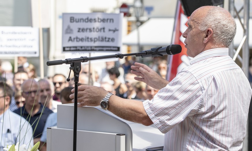 Angestellte der Pilatus Flugzeugwerke bei einer Aktion waehrend des Grusswortes von Bundespraesident Ueli Maurer anlaesslich des Apero mit der Bevoelkerung des Kanton Nidwalden, waehrend einer Bundesr ...