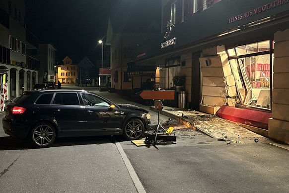 Eine 18-Jährige krachte am Samstag in Muotathal in ein Schaufenster. (10.05.2026)