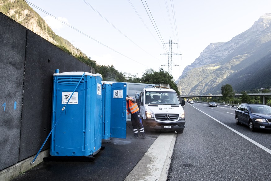 Alexandar Djordjevic reinigt mobile Toilettenkabinen auf der Autobahn A2, vor dem Gotthard Nordportal bei Wassen, am Mittwoch, 17. Juli 2019. Wegen des Staus stehen die WC-Kabinen von April bis Oktobe ...