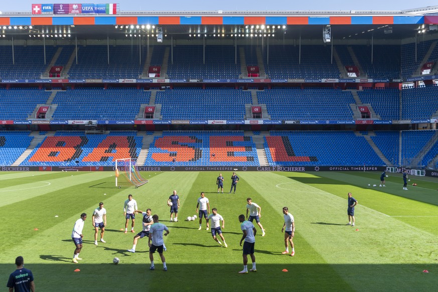 epa09446848 Switzerland&#039;s national soccer team during a training session the day before the 2022 FIFA World Cup European Qualifying Group C match between Switzerland and Italy in the St. Jakob-Pa ...